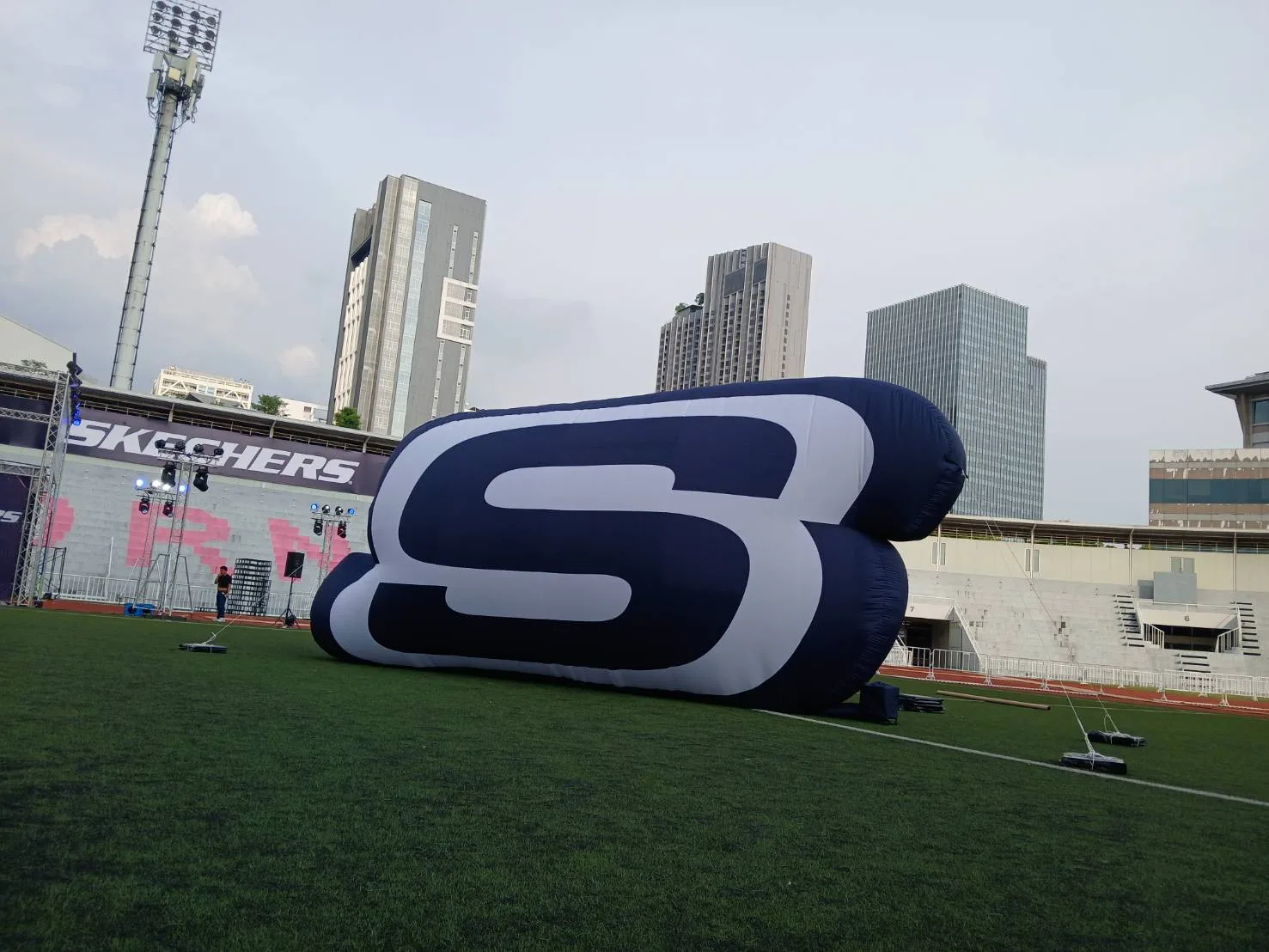 พองลมตามแบบ2 Skechers สูง 4ม. กว้าง  8.67ม.