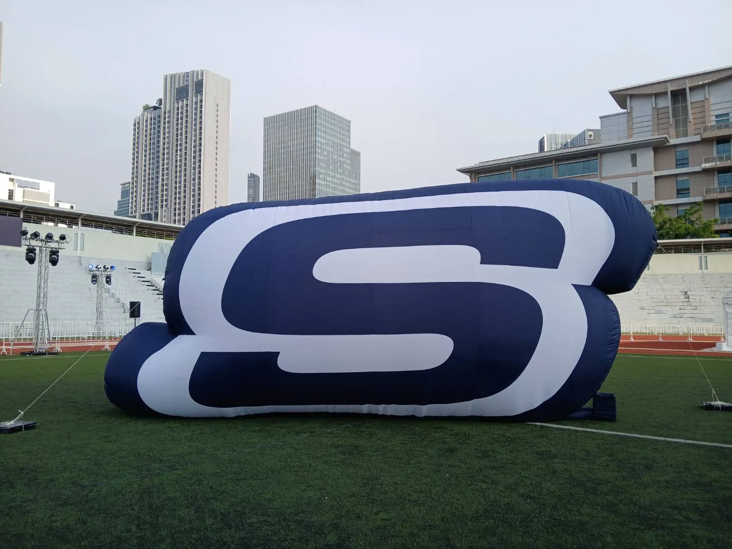 พองลมตามแบบ Skechers สูง 4ม. กว้าง  8.67ม.